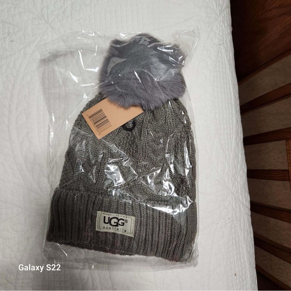 Ugg beanie NEW - Picture 3 of 3